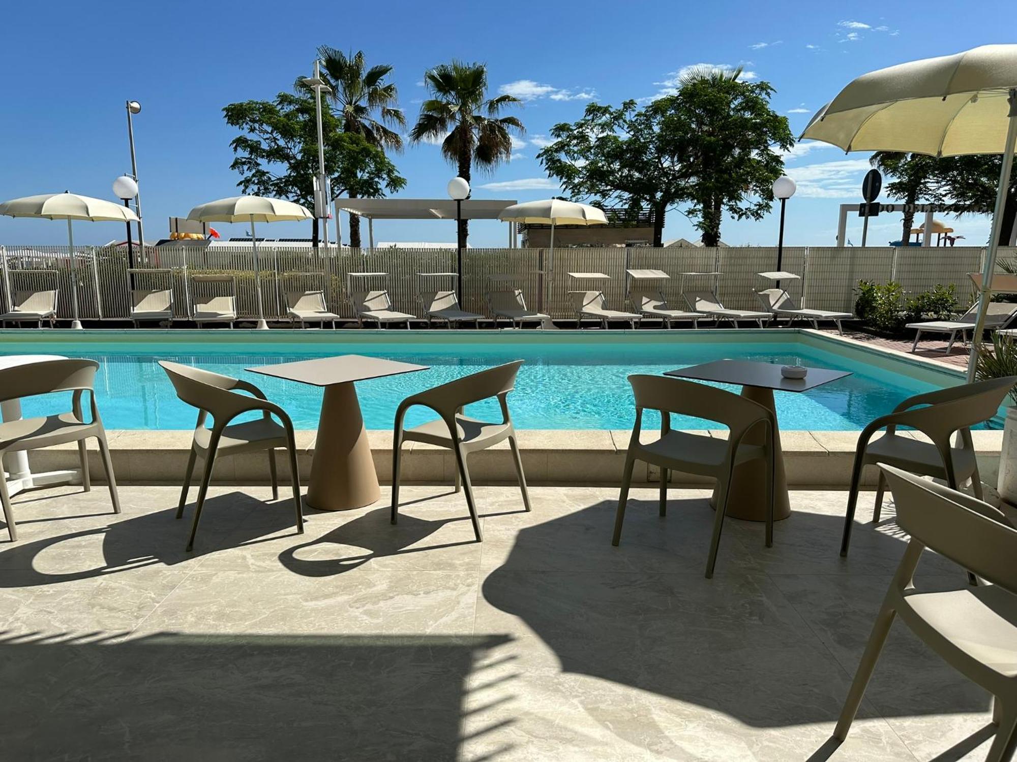 Hotel Tropic - Fronte Mare Riccione Exterior foto